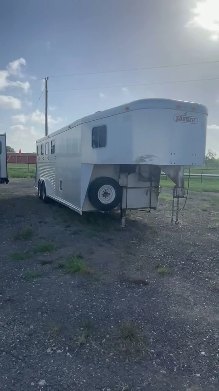 2001 Sooner 3 Horse Trailer with Living Quarters