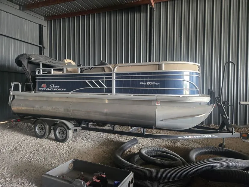 2022 Sun Tracker Party Barge 25 DLX Pontoon – photo 1