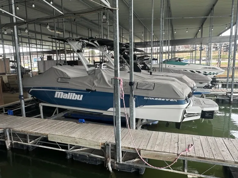2021 Malibu 23 LSV Wake Boat